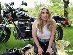 picnic de orgasmo con la chica motociclista jessica