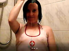 infermiera prendendo una doccia
