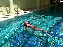 jessica lincoln disfruta de estar desnuda en la piscina