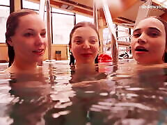 Avenna与Nina Mohnatka和Marketa在游泳池游泳