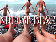 NUDIST dependienta pillada – Nude gf lost bet at party couple at beach, naked teen couple