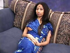 chica india de grandes pechos monta una polla dura en el sofá