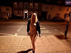 giovane bionda moglie a piedi nudi lungo una strada nel suffolk