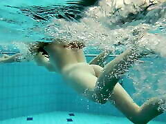 Nastya脱衣服Libuse在游泳池像一个女同性恋
