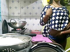 bhabhi india cocinando en la cocina y follando con su cuñado