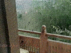 наблюдаю за моей сводной сестрой абеллой лав без трусиков на балконе