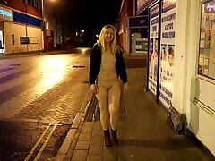 暴露狂的妻子在英国的一个小镇裸体散步