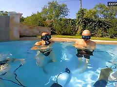 Group dash ladycom underwater with Eva Sasalka