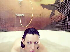 dziewczyna z owłosioną cipką zdejmuje majtki i kąpie się w kąpieli piankowej