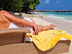 ragazza rilassante su una spiaggia & ndash; culo caldo & ndash; senza mutandine