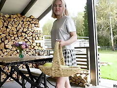 hotbabes4k - последний клип! великолепная блондинка студентка кира стоун заставляет себя кончить своей вибрирующей игрушкой! полное видео на hotb