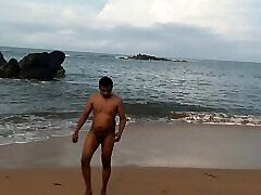 jovencito indio desnudo en público en la playa