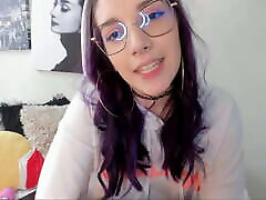 Colombian with purple hair and an alternative look tries to seduce you by shaking her big mom and dayhter ass in your face