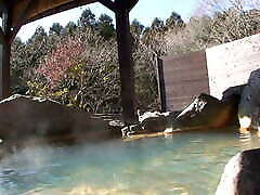 日本青少年千秋得到她的毛茸茸的小猫性交硬在温泉温泉