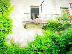 włochy & ndash; duży opuszczony dom & ndash; balkon pokaż