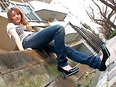 dulce adolescente japonesa se rasga los jeans en un duro trío de mierda