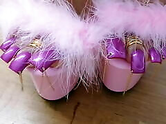 लोफिया टोना-गुलाबी ऊँची एड़ी के जूते और बैंगनी टोनेल