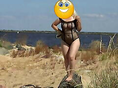 jolie femme dans un body en nylon sur la plage