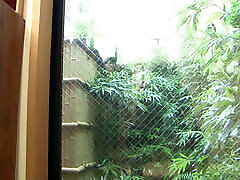 japoński właściciel daje swojej pokojówce ogromne osoby, a następnie ogrodnik
