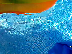 nippleringlover & ndash; une milf en chaleur bronzant nue dans la piscine montrant dénormes anneaux dans les lèvres de sa chatte percées et les mamelons percés