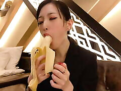 mamada a banana para ponerse el condón! paja amateur japonesa