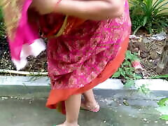 gros seins bhabhi clignotant câlin cul dans le jardin à la demande du public