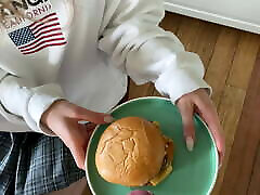 californiababe chce więcej sosu w swoim burgerze