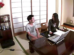 joven abogada japonesa tiene sexo con un cliente dentro de la oficina y lo deja entrar en su coño