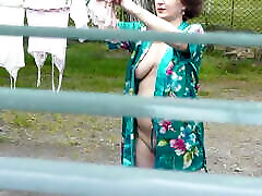 nue en public. un voisin a vu une voisine enceinte à la fenêtre qui séchait des vêtements dans la cour sans soutien-gorge ni culotte. nudiste