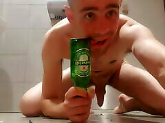 He shows his body in the public toilet and dildoes himself
