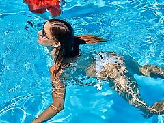 piscine-la meilleure milf de tous les temps angelica nue