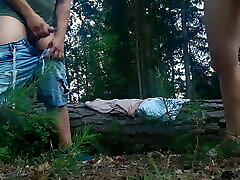 una amiga me folla con avidez en el bosque mientras mi novio recoge setas