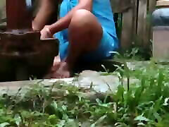 видео мытья тела обнаженной индийской девушки