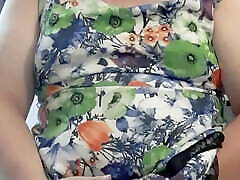 niegrzeczny pyzaty femboy droczy w ładny lato sukienka