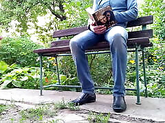 une milf au cul royal fait pipi pendant que je lis un livre dans le parc