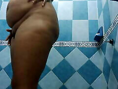 ma adolescent femme brune potelée prend une douche