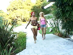 une action lesbienne interraciale exceptionnelle avec une ébène rousse plantureuse et une blonde maigre incroyablement chaude avec de petits seins