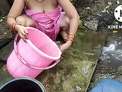 indische hausfrau badet draußen