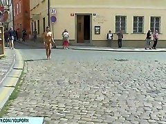 热捷克女孩娜塔莉表示她赤裸的身体在公共街道