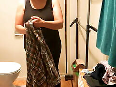 femme au foyer courbée changeant de robe-strip-tease en soutien-gorge et culotte