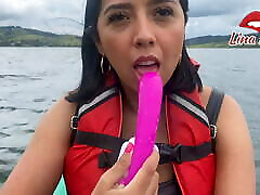 LINA HENAO在CALIMA湖上的皮划艇上自慰，而附近有游客-EXHIBITIONISM