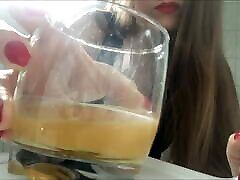 预览：Lady Stefanie-Hungry For My Yellow Juice