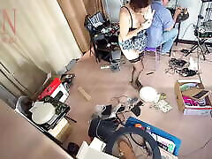 una criada desnuda está limpiando en la oficina de un estúpido ingeniero de ti. cámara real en la oficina. leva 1
