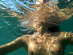 नग्न मॉडल रूस में एक सार्वजनिक blound step तट पर तैरती है ।