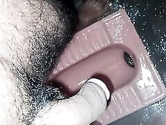 sexy caldo ragazzo pissing in il toilet