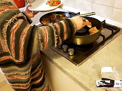 زن خانه دار به تنهایی در خانه یک شام سریع را برهنه در اشپزخانه تهیه می کند. تالیف