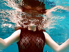 12 comseen girl babe vesta in the pool naked