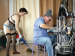 ein nacktes dienstmädchen räumt in einem büro eines dummen it-ingenieurs039 auf. echte fake video casting im büro. szene 1