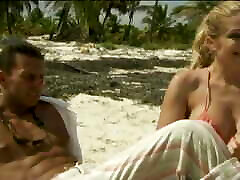 भव्य विटोरिया रिसी हमेशा गर्म और मोहक एक विदेशी समुद्र तट पर एक डबल प्रवेश का आनंद ले रहे दो पुरुषों के साथ यौन संबंध है
