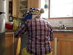 सीरियाई गृहिणी रसोई घर में जर्मन पति द्वारा क्रीम पाई हो जाता है